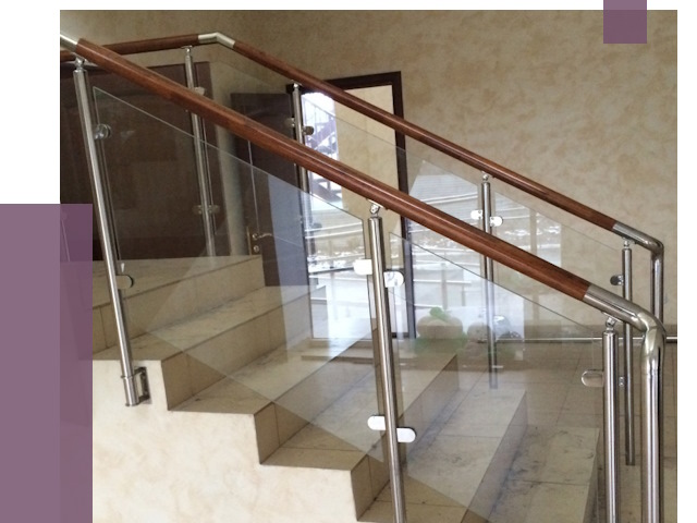 Комбинированные перила из металла и дерева в Реутове